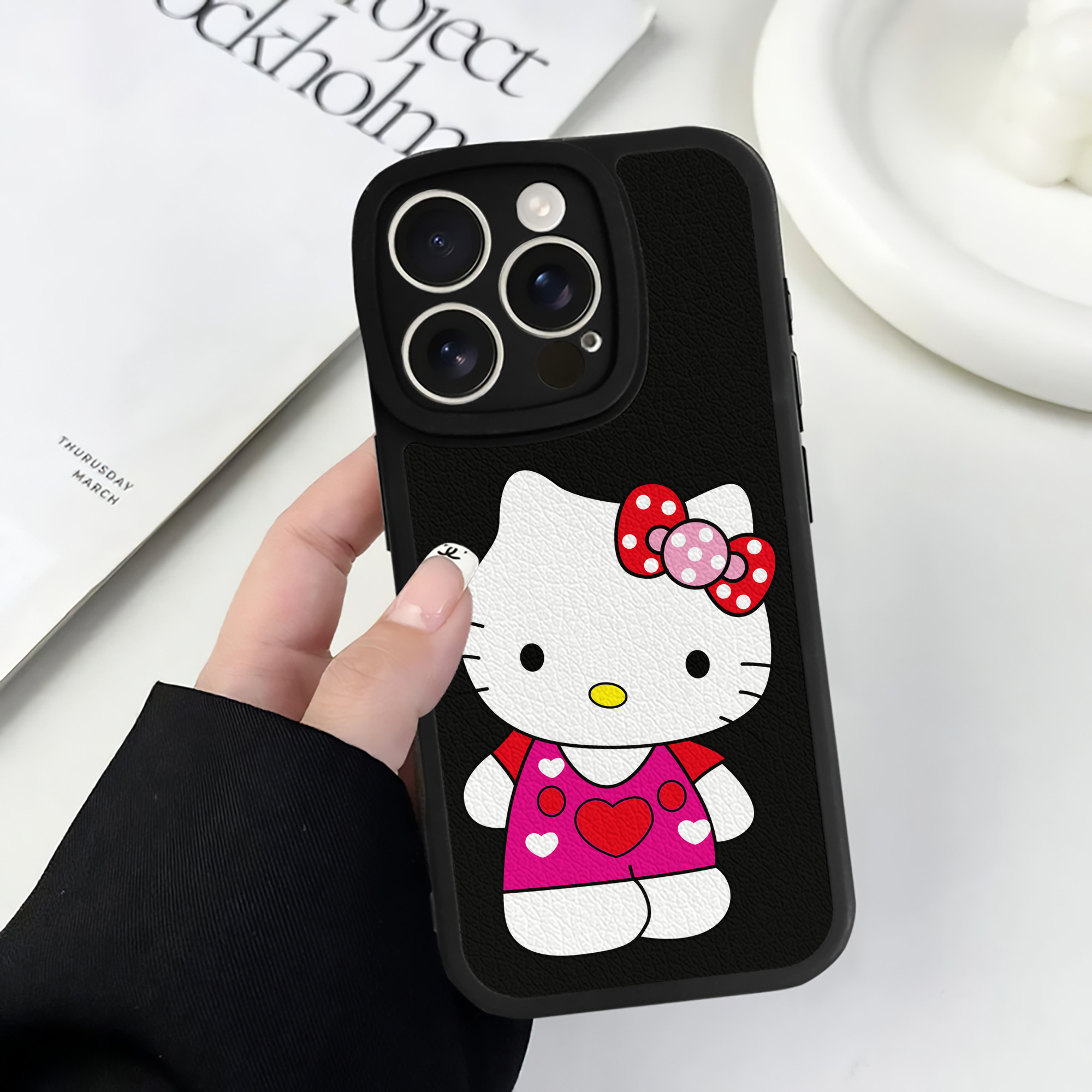 （画像用） Hello Kitty ハローキティ 【iPhone 16シリーズ対応】シリコンスマホケース（レザー調） 材質：シリコン